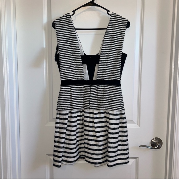 NWT BCBGMAXAZRIA Piper Striped Peplum V-Neck Dress Size 4 - Picture 2 of 8